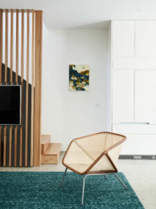 Maike Design lounge room timber stairs and timber batten balustrade