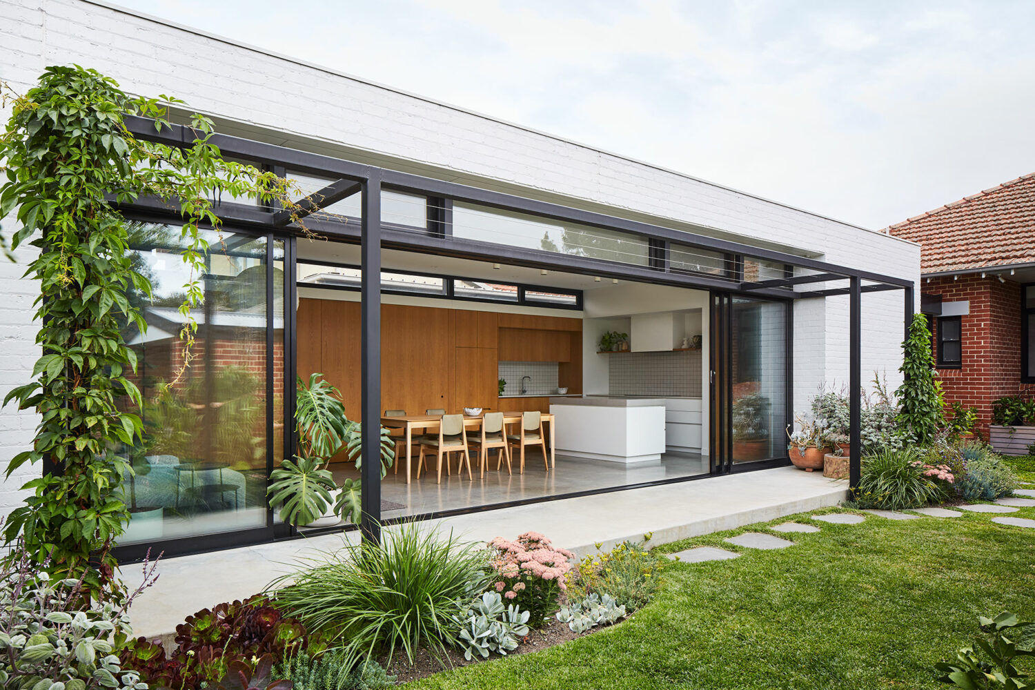 Maike Design garden connection. Kitchen and Dining room. White bricks and black frame